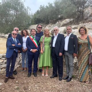 #noto #notoantica #sicilia #eccidio #ebrei #modica
UCEI, a Noto e Modica lapide e targa per eccidio di 550 anni fa Noemi Di Segni, quell'orrore rivissuto il 7 ottobre del 2023 (ANSA) - ROMA, 22 SET - "Abbiamo vissuto momenti intensi di commozione per lo svelamento della lapide e della targa nelle città di Noto e di Modica dedicati al ricordo dell'eccidio avvenuto in questi luoghi nel 1474. Il ricordo di quanto avvenuto 550 anni fa aiuta ad affermare verità e a comprendere le radici dell'odio antisemita culminato poi con la cacciata degli ebrei anche in Sicilia a seguito degli editti di espulsione del 1492. Proprio perché lo abbiamo rivissuto il 7 ottobre del 2023, riusciamo a capire benissimo la portata di orrore e violenza dei tragici eccidi del 1474". Così la presidente dell'Unione delle Comunità ebraiche italiane Noemi Di Segni. "L'UCEI è grata al sindaco Corrado Figura (Noto) e alla sindaca Maria Monestieri Caschetto (Modica) per il loro impegno e la loro dedizione. Non diamo affatto per scontato che il nostro invito ad attivarci per questo percorso di memoria - strettamente connesso all'attualità - sia stato accolto. Oggi diamo al quel massacro voce e conoscenza, recuperando parte di quel che si è perduto nei secoli con la cacciata degli ebrei dal tessuto socio-economico culturale dell'intero Meridione. La presenza ebraica e il contributo allo sviluppo allora come oggi - prosegue - sono la sfida della convivenza. Uno stare assieme che passa dalla conoscenza e dalla condivisione culturale. Memoria è responsabilità e impegno ad agire con coerenza anche oggi". "A tutti coloro che continuano a legittimare con le proprie affermazioni aprioristiche l'odio e il terrorismo ricordiamo ancora una volta che l'abuso della religione e del potere statale - allora da parte della Chiesa e oggi da parte della leadership palestinese e altre teocrazie - è il male che genera distruzione ed è l'ora di rendersene conto prima che trascini anche una certa politica assieme a una certa accademia che stenta a comprendere la deriva di questi abusi", conclude Noemi Di Segni. (ANSA). 2024-09-22T19:00:00+02:0
https://moked.it/blog/2024/09/23/sicilia-noto-e-modica-le-targhe-in-ricordo-d
